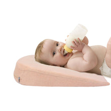 Load image into Gallery viewer, 2TRIDENTS Baby Bassinet Wedge - Adjustable Cushion Supports Healthy Sleep and Eating with Carrying Case
