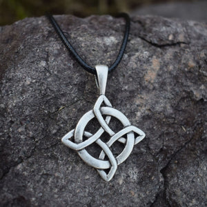 GUNGNEER Irish Celtic Knot Round Pendant Necklace Stainless Steel Amulet Jewelry Men Women