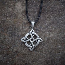 Load image into Gallery viewer, GUNGNEER Irish Celtic Knot Round Pendant Necklace Stainless Steel Amulet Jewelry Men Women